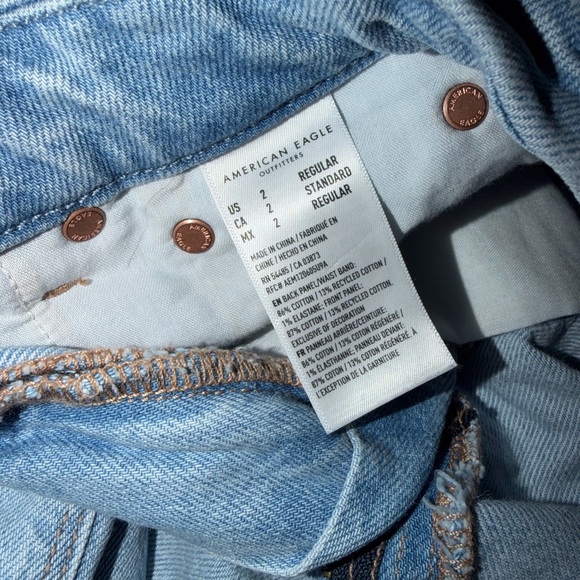Size 2 Regular American Eagle Outfitters Ripped Light Blue Curvy Baggy Jeans - Picture 7 of 8